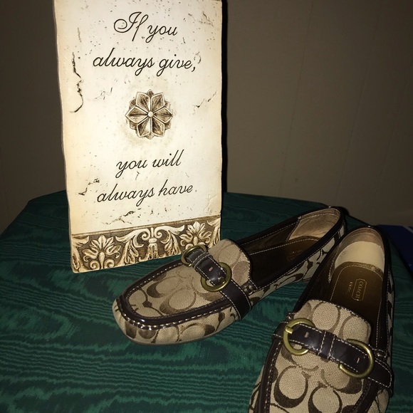 ❌SOLD❌Coach (Sharin) Khaki, signature loafers - Picture 4 of 12